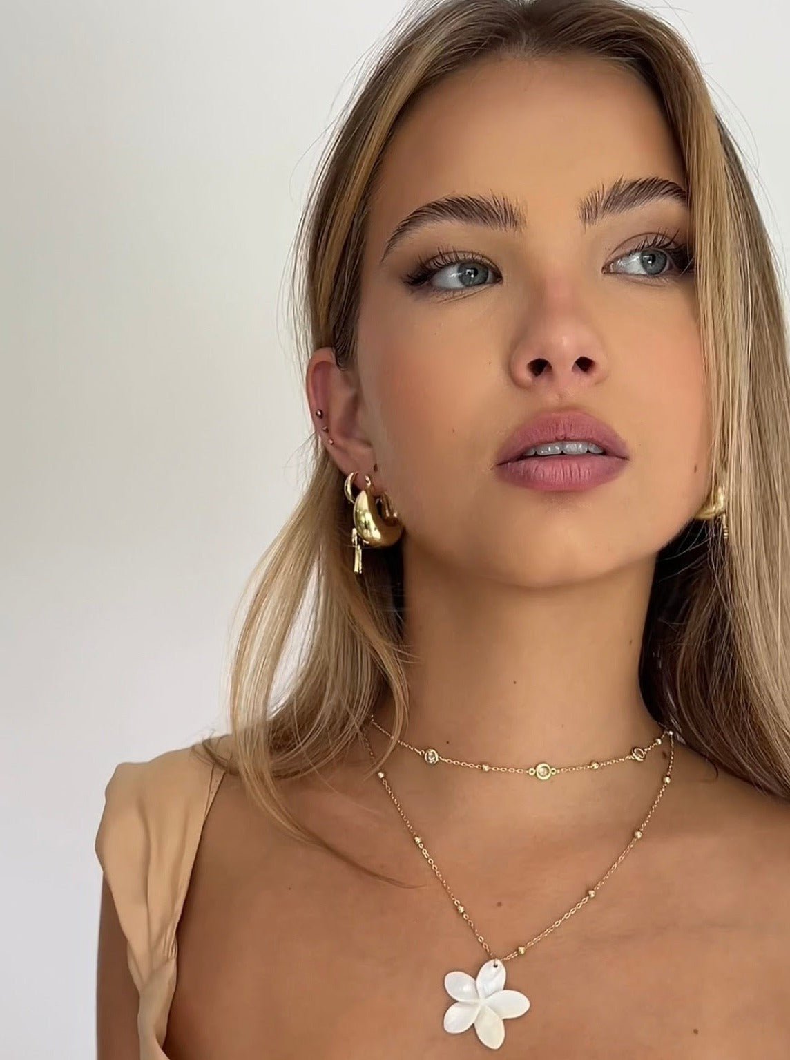 EMBRACE NECKLACE